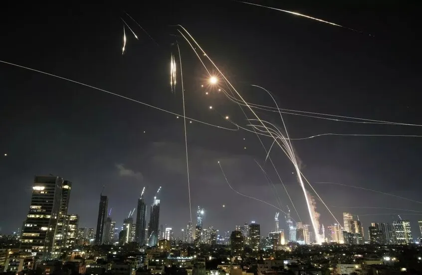 إعلام إسرائيلي: سقوط صاروخ عنقودي قرب منزل وزير في “الكابينت”